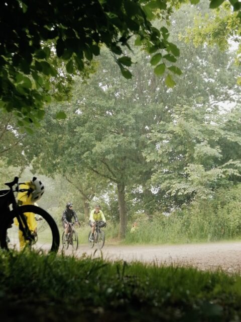 🗺️ Sonne, Regen, Wind! Regenjacke an und wieder aus … 

Wie das Land, so das Wetter. Auf den ersten Kilometern kam es bisher zu einer Schlammschlacht.

📍Live Tracking Link in Bio

🙏 Danke für die Unterstützung 
@stevensbikeshamburg @velocenterkiel @seeberger_1844

📸 Media-Team
@grvl_gunnar @johann_kristan @felixshlk @sarinabfotografie 

#hackenpedder #bikepacking #stevensbikes #neverstop #shelterattack