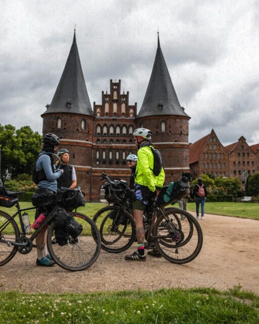 📸 Der erste Foto-Point am Holstentor von Lübeck …
An den Foto-Points trifft man sich oft wieder und fährt zusammen weiter. Die Bilder werden in der internen Whats-App Gruppe geteilt. Bei all dem Wasser von oben bleibt bisher aber keine Zeit, die anderen digital anzufeuern.
Auch an CP1 täuschte die Sonne heute morgen einen schönen Tag an. Es ist zwar besser als am ersten Tag, aber was für ein Wind … und dazu der peitschende Regen.
📍Live Tracking Link in Bio
🙏 Danke für die Unterstützung
@stevensbikeshamburg @velocenterkiel @seeberger_1844
📸 Media-Team
@grvl_gunnar @johann_kristan @felixshlk
#hackenpedder #bikepacking #stevensbikes #neverstop #shelterattack