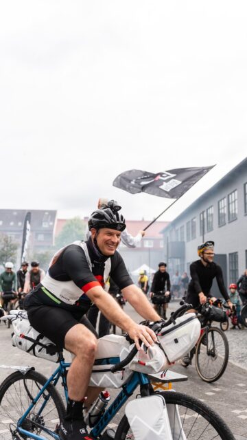Auf geht’s! 💙🤍❤️ 1000km durch Schleswig-Holstein …

📍Live Tracking 
hackenpedder-bikepacking.de/live-tracking/

🙏 Danke für die Unterstützung 
@stevensbikeshamburg @velocenterkiel @seeberger_1844

📸 Media-Team
@grvl_gunnar @johann_kristan @felixshlk

#hackenpedder #bikepacking #stevensbikes #neverstop #shelterattack