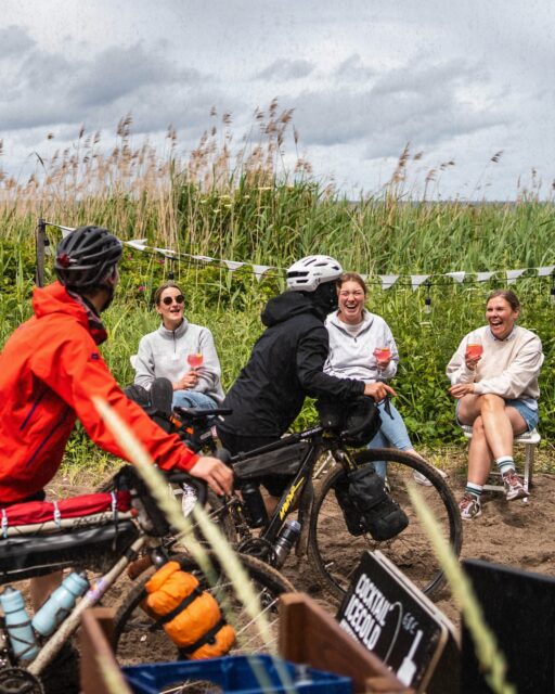 🥂 Hackenpedder treffen auf Touristen und die werden zu Fans … 

In Hohwacht führt die Route direkt am Strandabschnitt entlang. Dank des Wetters waren nur wenige Touristen da, aber die freuten sich besonders … Aperol! 

📍Live Tracking Link in Bio

🙏 Danke für die Unterstützung 
@stevensbikeshamburg @velocenterkiel @seeberger_1844

📸 Media-Team
@grvl_gunnar @johann_kristan @felixshlk

#hackenpedder #bikepacking #stevensbikes #neverstop #shelterattack