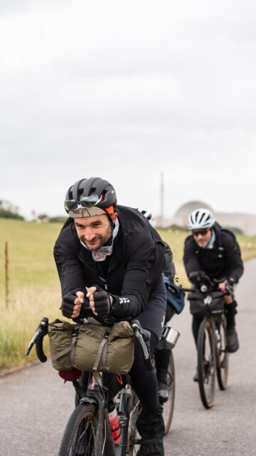 💨💨 nach Wild kommt Wind! An der Elbe küsste der Wind auf die Zwölf …

Dafür gab es eine Zwangspause auf der Fähre Kudensee … ab auf die Insel!?!?

📍Live Tracking Link in Bio

🙏 Danke für die Unterstützung 
@stevensbikeshamburg @velocenterkiel @seeberger_1844

📸 Media-Team
@grvl_gunnar @johann_kristan @felixshlk 

#hackenpedder #bikepacking #stevensbikes #neverstop #shelterattack
