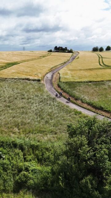💨 Attacke, noch kommt der Wind von hinten!
Team Bier-Point auf dem Clever Berg.
📍Live Tracking Link in Bio
🙏 Danke für die Unterstützung
@stevensbikeshamburg @velocenterkiel @seeberger_1844
📸 Media-Team
@grvl_gunnar @johann_kristan @felixshlk
#hackenpedder #bikepacking #stevensbikes #neverstop shelterattack