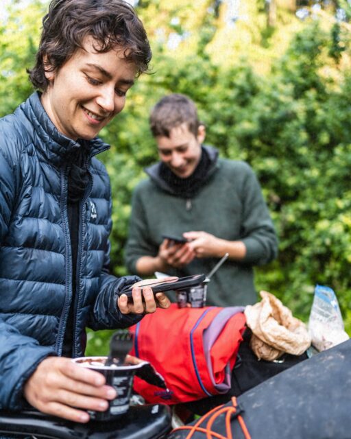 ⛺️ Guten Morgen! Kalt, nass und wild – Trekkingplatz Blomnath @stiftungnaturschutzsh …
Wir haben Steffi, Alma und Nora am Schlafplatz überrascht Die Sonne kommt zwar langsam raus, aber von den Gräsern und Blättern tropft es noch fröhlich.
Frühstück? Das hat sich in den Taschen verteilt. Etwas Joghurt, ein paar Kuchenreste … aber die Kalorien sind noch vorhanden.
Die drei werden auch vom NDR begleitet … Also, seid gespannt!
📍Live Tracking Link in Bio
🙏 Danke für die Unterstützung
@stevensbikeshamburg @velocenterkiel @seeberger_1844
📸 Media-Team
@grvl_gunnar @johann_kristan @felixshlk
#hackenpedder #bikepacking #stevensbikes #neverstop #shelterattack