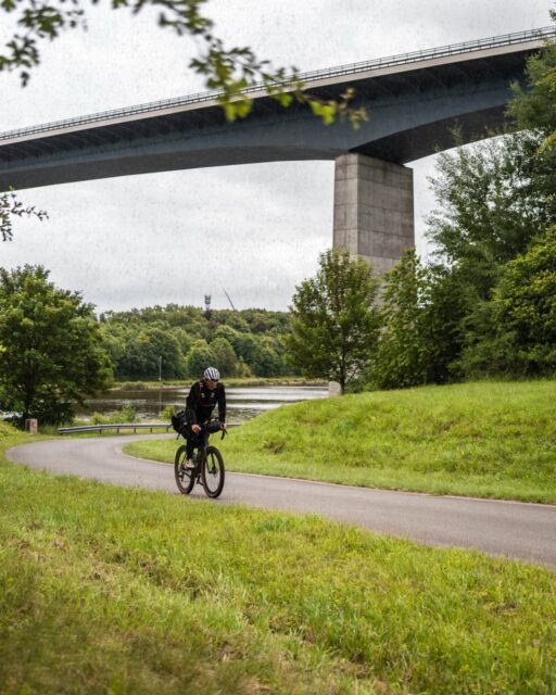 🏜️ Kanal geht immer! In Sprichwort vom Hackenpedder!?
Nachdem der Kudensee überquert wurde, geht es wechselhaft am Kanal entlang. Gut fahrbar ist es eigentlich, aber nicht wenn man der Route folgen muss und auf eine illegalle Motorcross Strecke geführt wird. Gut für Media Team, denn überall wo geschoben werden muss, haben wir mehr Zeit für die Bilder …
Ps. Nils persönliches Highlight 💙🤍❤️
📍Live Tracking Link in Bio
🙏 Danke für die Unterstützung
@stevensbikeshamburg @velocenterkiel @seeberger_1844
📸 Media-Team
@grvl_gunnar @johann_kristan @felixshlk @sarinabfotografie
#hackenpedder #bikepacking #stevensbikes #neverstop #shelterattack