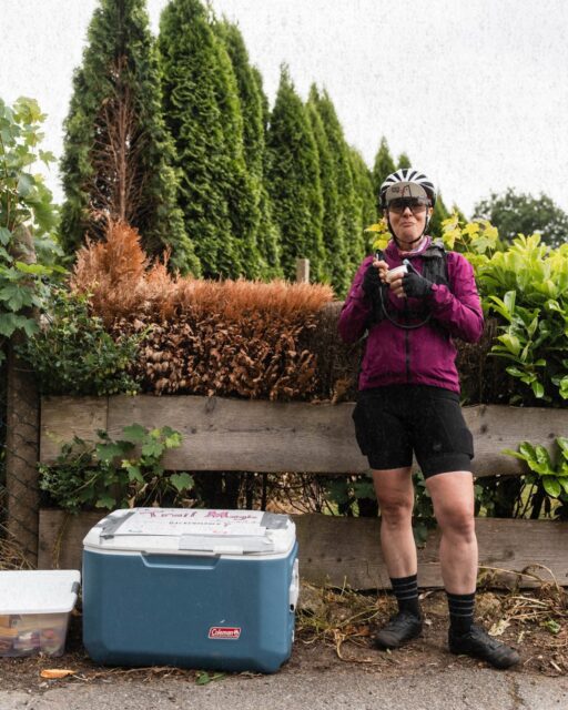 🤹 Wow! Trail Magic in Kuden … und wie!
Danke direkt an dieser Stelle, für diesen Support an der Route. Die Trail Magic bisher war schon unglaublich. Aber was war denn bitte in Dithmarschen in Kuden los? Ein WC haus, ein Tippi, Kaffee und eine traumhafte Kühlbox mit … boah! Couscous Salat, Joghurt und fertige Snacktüten zum Mitnehmen …
Das kam aber auch wie gerufen. Nach 10 Kilometern am Elbdeich mit Gegenwind, einer Ruckelpiste in am Kudensee und einem sandigen Anstieg hoch nach Kuden …
Genießt es! Und Kuden war nicht der einzige Spot … Danke
📍Live Tracking Link in Bio
🙏 Danke für die Unterstützung
@stevensbikeshamburg @velocenterkiel @seeberger_1844
📸 Media-Team
@grvl_gunnar @johann_kristan @felixshlk
#hackenpedder #bikepacking #stevensbikes #neverstop #shelterattack