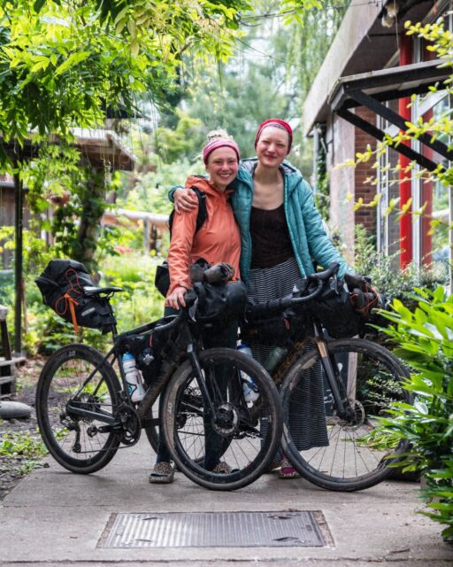🏁 Ob 660km oder 1000km – alle Hackenpedders sind im Ziel! 

Am Freitag Abend, nach 6 Tagen und 11 Stunden, rollten die letzten von der 1000km Route in Kiel ein. Das ist immer ein individueller und mehr oder weniger emotionaler Moment. Die @alte.mu, das kreative Dorf in der Stadt, war auch in diesem Jahr das Ziel.

Die unkomplizierte und lockere Art dieses Ortes half den Ankommenden dabei, auf ihre Art und Weise wieder in die Realität zurückzukommen. 

Ob in Ruhe im Innenhof, oder gesellig im Foyer … oft wurde bis in die Nacht hinein noch Nerd Information ausgetauscht, oder über die Brennesseln geflucht, die den nötigen Pfeffer in die Route gebracht hatten.

🙏 Danke für die Unterstützung 
@stevensbikeshamburg @velocenterkiel @seeberger_1844

📸 Media-Team
@grvl_gunnar @johann_kristan @felixshlk 

#hackenpedder #bikepacking #stevensbikes #neverstop #shelterattack